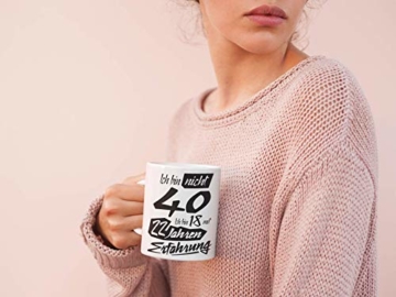 Tasse mit tollem Spruch Geschenkidee zum 40. Geburtstag I Ich bin nicht 40 Ich bin 18 mit 22 Jahren Erfahrung I Schöne Kaffee-Tasse von Shirtinator - 6