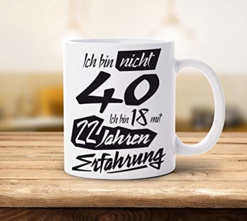 Tasse mit tollem Spruch Geschenkidee zum 40. Geburtstag I Ich bin nicht 40 Ich bin 18 mit 22 Jahren Erfahrung I Schöne Kaffee-Tasse von Shirtinator - 9